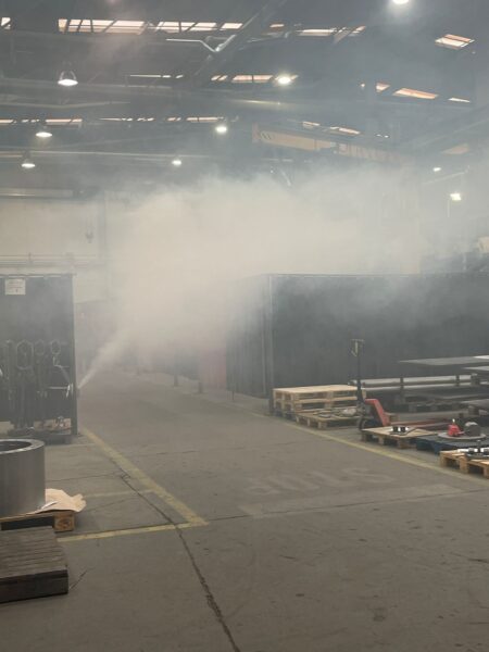 Před prvním zapnutí TCL systému byla svařovna zadýmena vyvíječem dýmů. Nebylo vidět na 10 m...